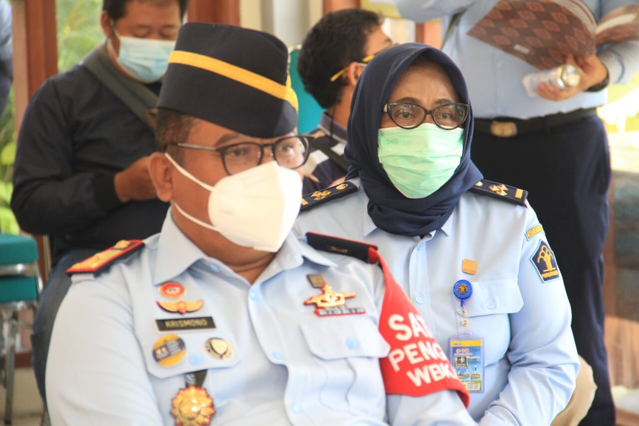 Serahkan Ratusan Paket Sembako Ke Tujuh Kelurahan Di Surabaya
