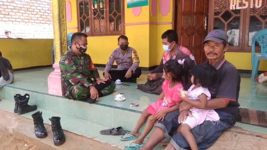 Sinergitas TNI-POLRI, Babinsa Dan Babinkamtibmas Ajak Warga Pakai Masker Dan Vaksin
