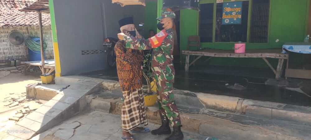 Untuk Memutus Rantai Penyebaran Covid-19 Babinsa Tobungan Bersama Bhabinkamtibmas Melakukan Membagikan Masker Gratis