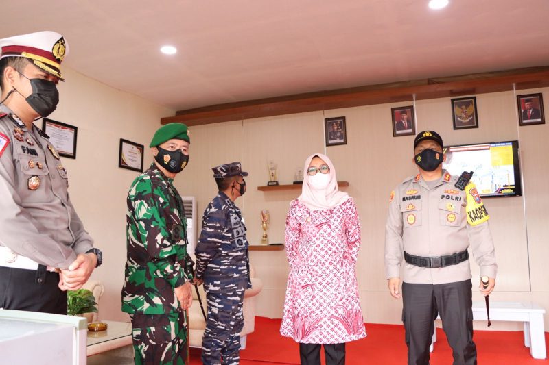 Polresta Banyuwangi Bawa Suasana Mapolresta di Pos Pelayanan Nataru ASDP Ketapang