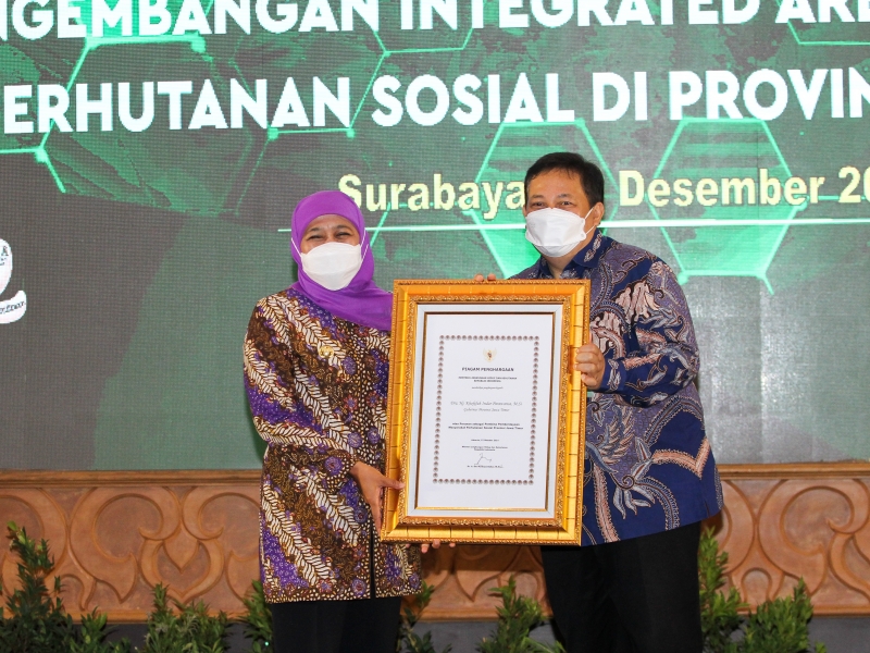 Gubernur Jatim Berikan Hadiah Pada Camat Paling Cettar 2021