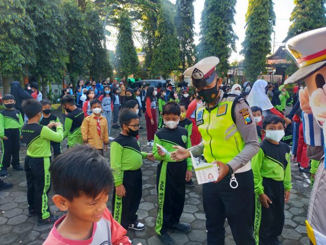 Menanamkan Disiplin Sejak Dini,Si Bontas Polres Batu Keliling Sekolah