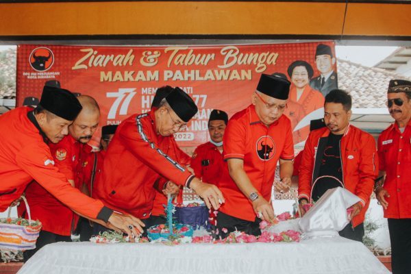 Jelang Peringatan Detik Kemerdekaan RI Ke-77, Kader PDI Perjuangan Surabaya Gelar Tabur Bunga ke Makam Pahlawan