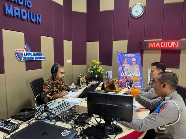 Edukasi Disiplin Lalu Lintas Pada Ops Zebra Semeru 2022 Polres Madiun Kota Gandeng Radio