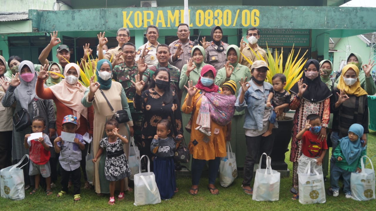 Dampingi Dandim, Ketua Persit KCK Cabang XLIX Berikan Bansos Kepada Anak Stunting di Wilayah