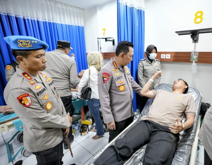 Jenguk Korban Bom Bunuh Diri Polsek Astana Anyar. Kapolri : Tetap Semangat Lindungi Masyarakat