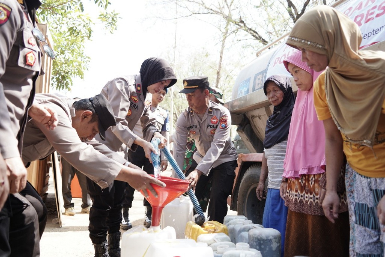 Gandeng Banyak Pihak, Polwan Polres Ponorogo Kirim Air Bersih Ke Wilayah Kekeringan