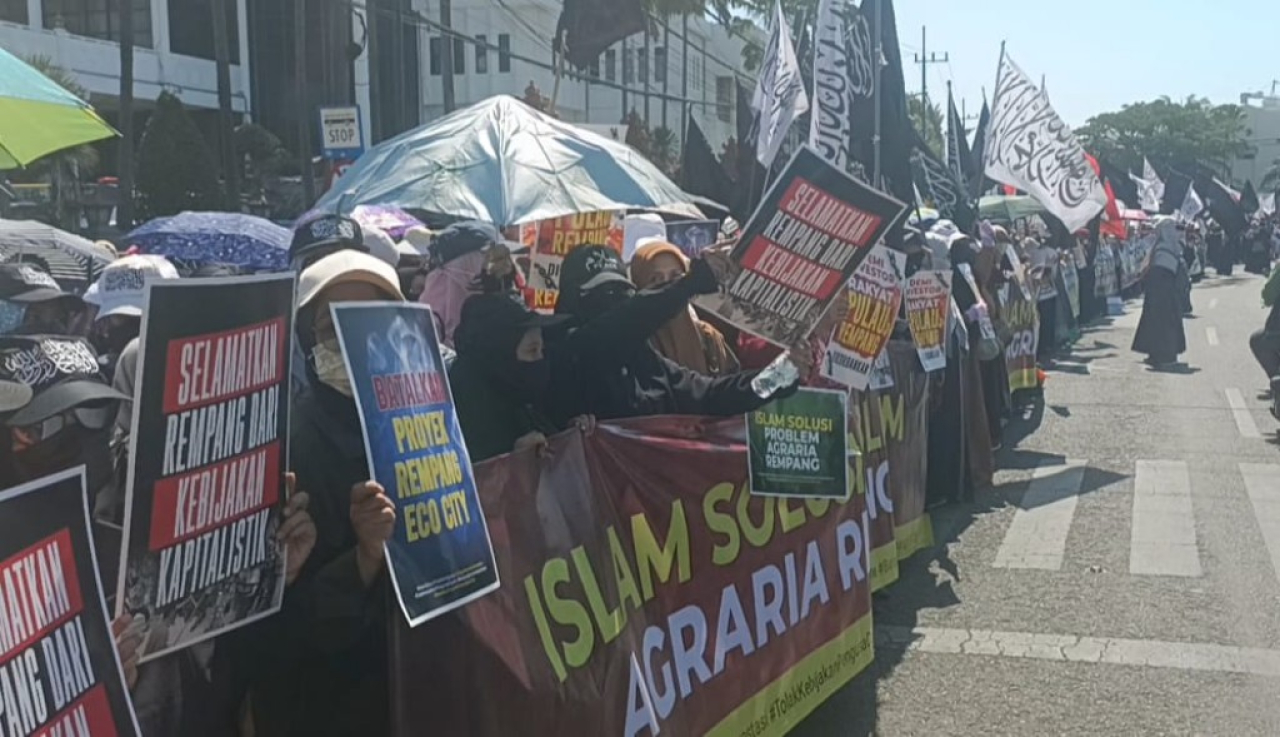 Dua Tokoh HTI Gelar Aksi Bangkitkan Khilafah di DPRD Jatim.