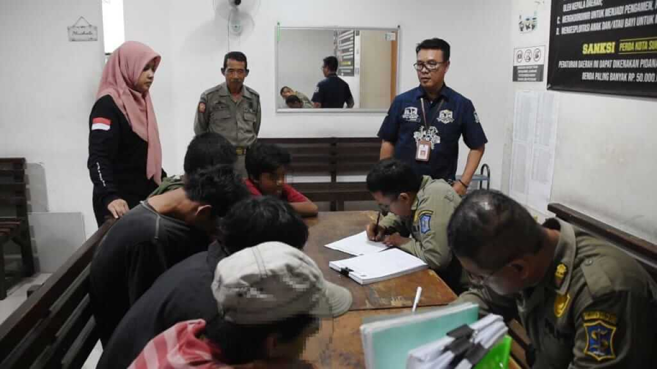 Satpol PP Surabaya Jaring Belasan Anak yang Nekat Menumpang di Kendaraan Terbuka