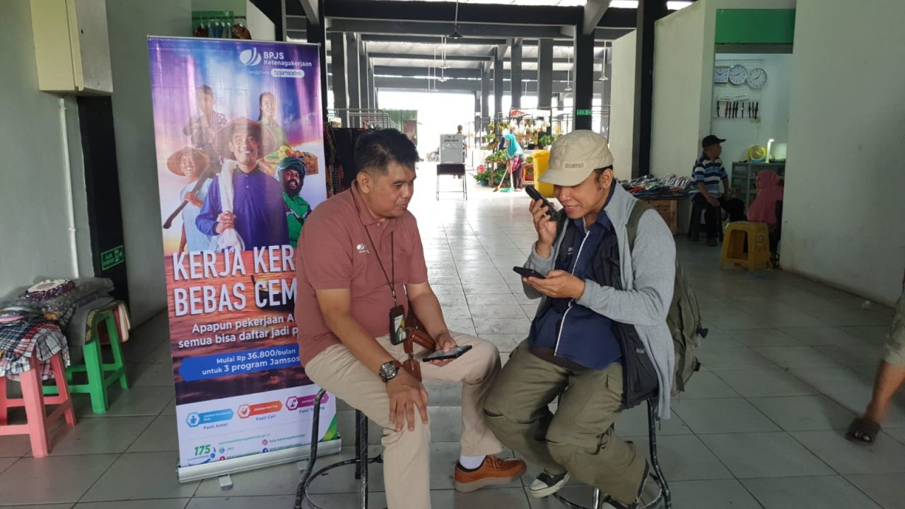 BPJS Ketenagakerjaan Surabaya Darmo Lakukan Aktivasi Pasar KKBC di Fresh Market Kutisari