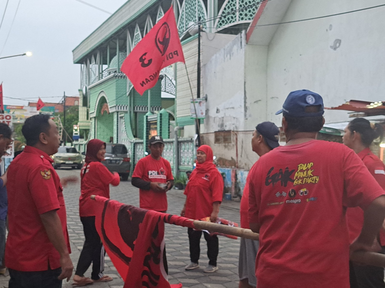 Bendera PDI Perjuangan berkibar di perkampungan kota Surabaya. Kader intens turun kemasyarakat
