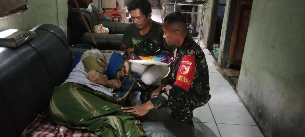 Anggota Koramil Menganti Monitoring Pemberangkatan Demo Buruh SEKBER DPC SP/SB se-Kabupaten Gresik ke Surabaya