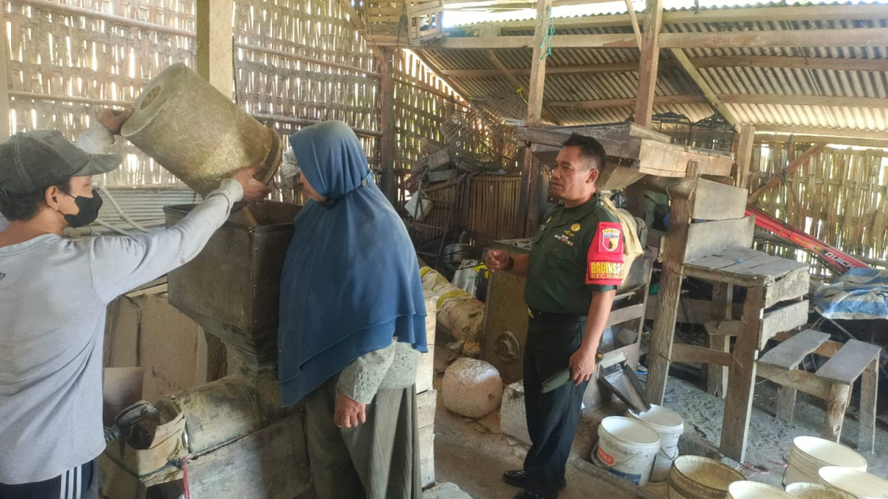 Babinsa Bungah Kunjungi Penggilingan Padi Maksimalkan Produksi Beras di Wilayah.