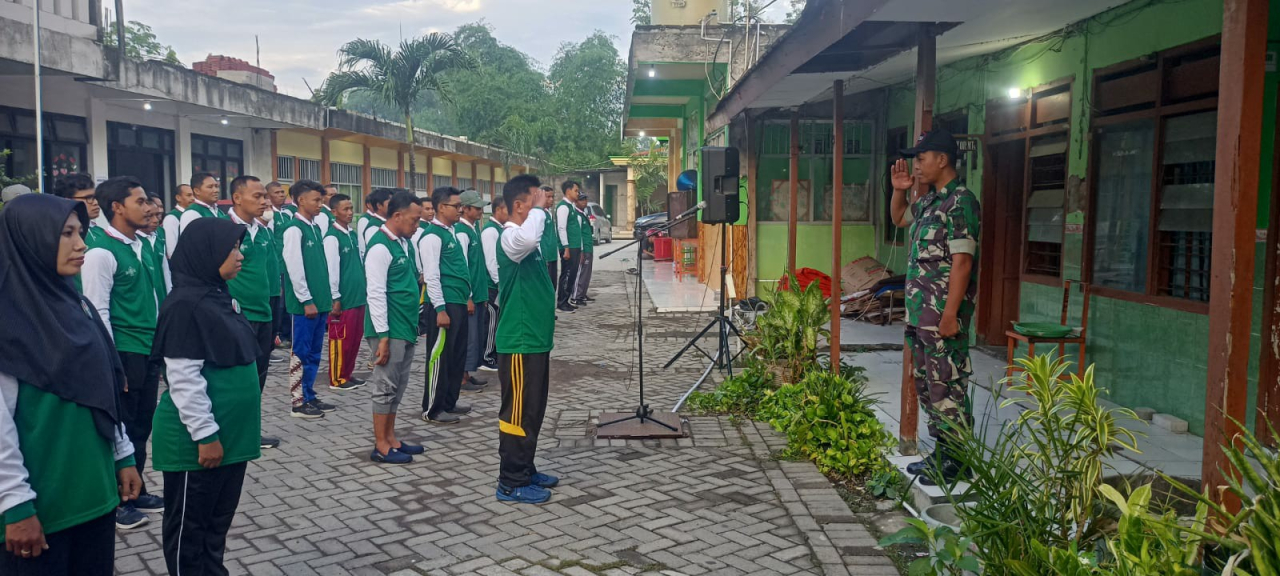 Tingkatkan Ketahanan Pangan, Babinsa Kedamean Bantu Petani Tanam Padi