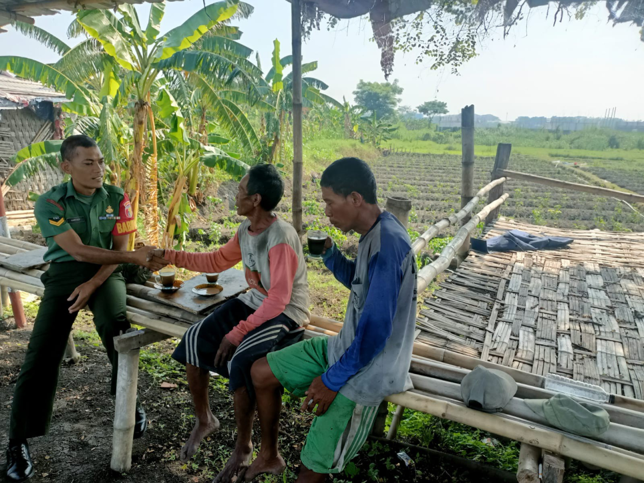 Babinsa Koramil 0817/01 Driyorejo, Beri Pesan Semangat Kerja Petani Binaan