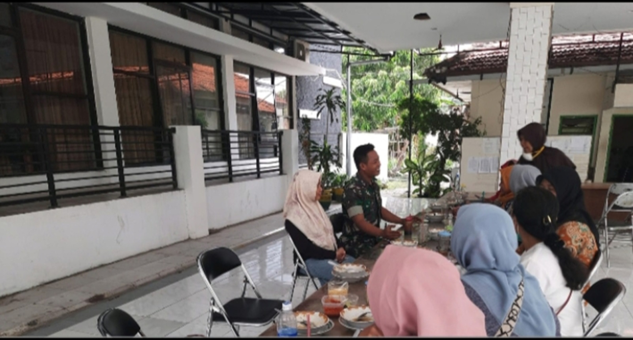 Babinsa Sememi Pastikan Warga Kurang Mampu Sudah Terdata