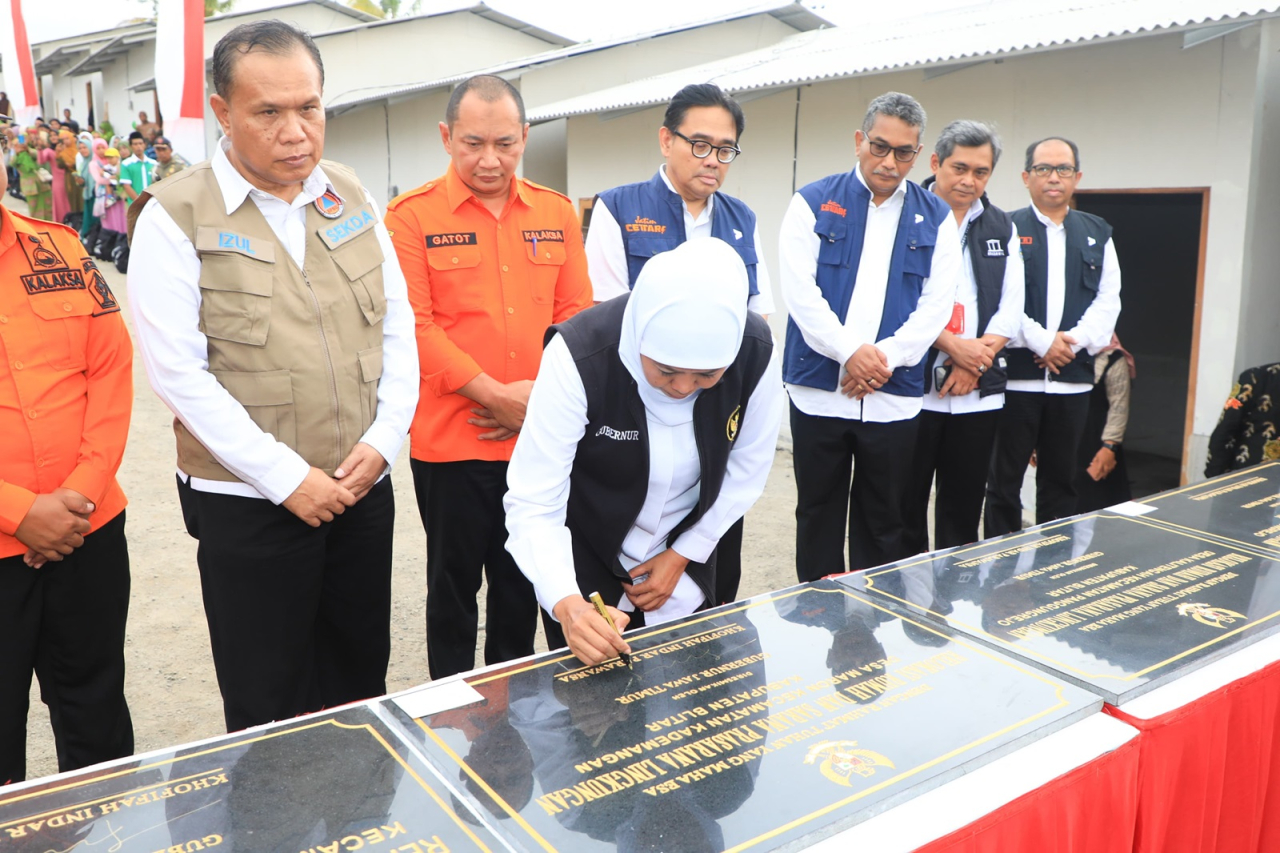  Gubernur Khofifah Resmikan 68 Huntara dan Jembatan Resapombo di Blitar
