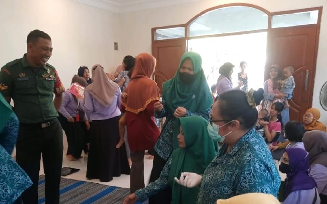 Babinsa Monitor dan Dampingi PIN Polio di Wilayah