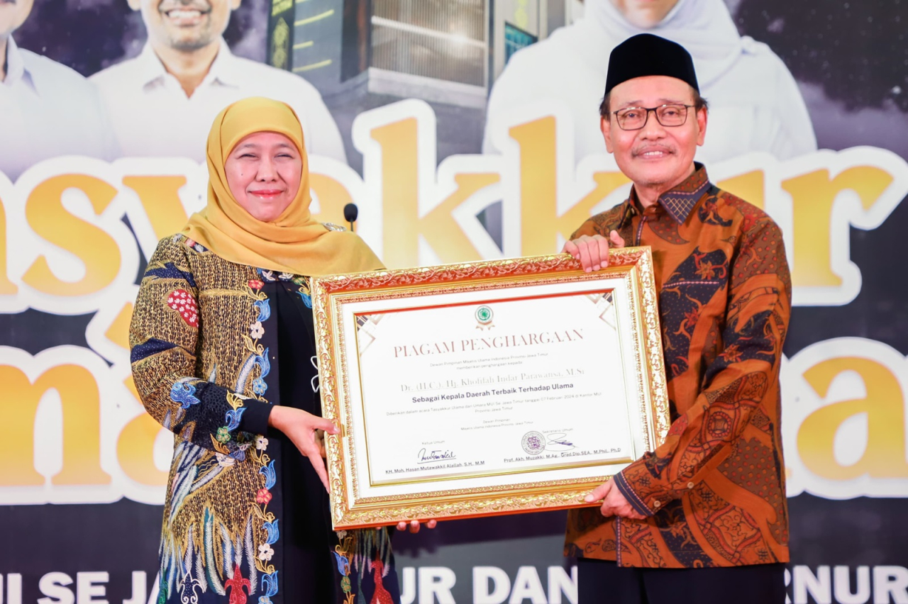 Gubernur Khofifah Menerima Penghargaan Kepala Daerah Terbaik  dari MUI Jatim