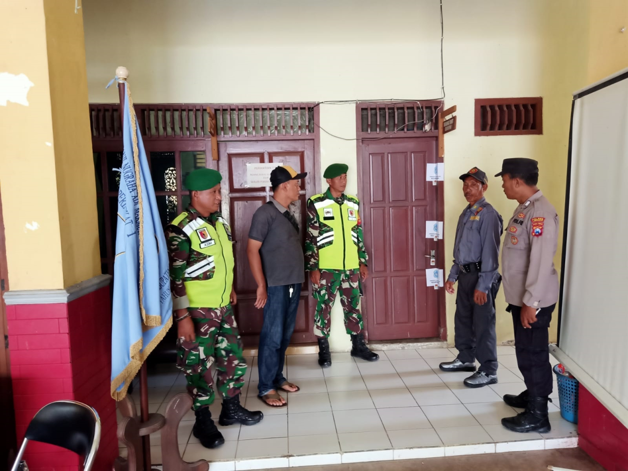 Meski Akhir Pekan, TNI, Polri dan Linmas Kawal Ketat Kotak Pemilu
