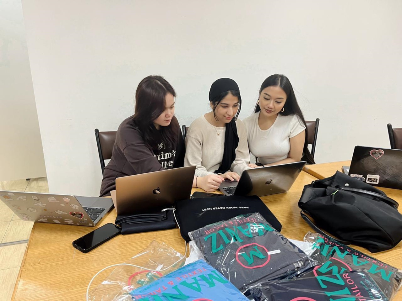 Terdepan dalam Tren: Mahasiswa ESMOD Jakarta Berkreasi dengan Optical Project dan  Trend Book
