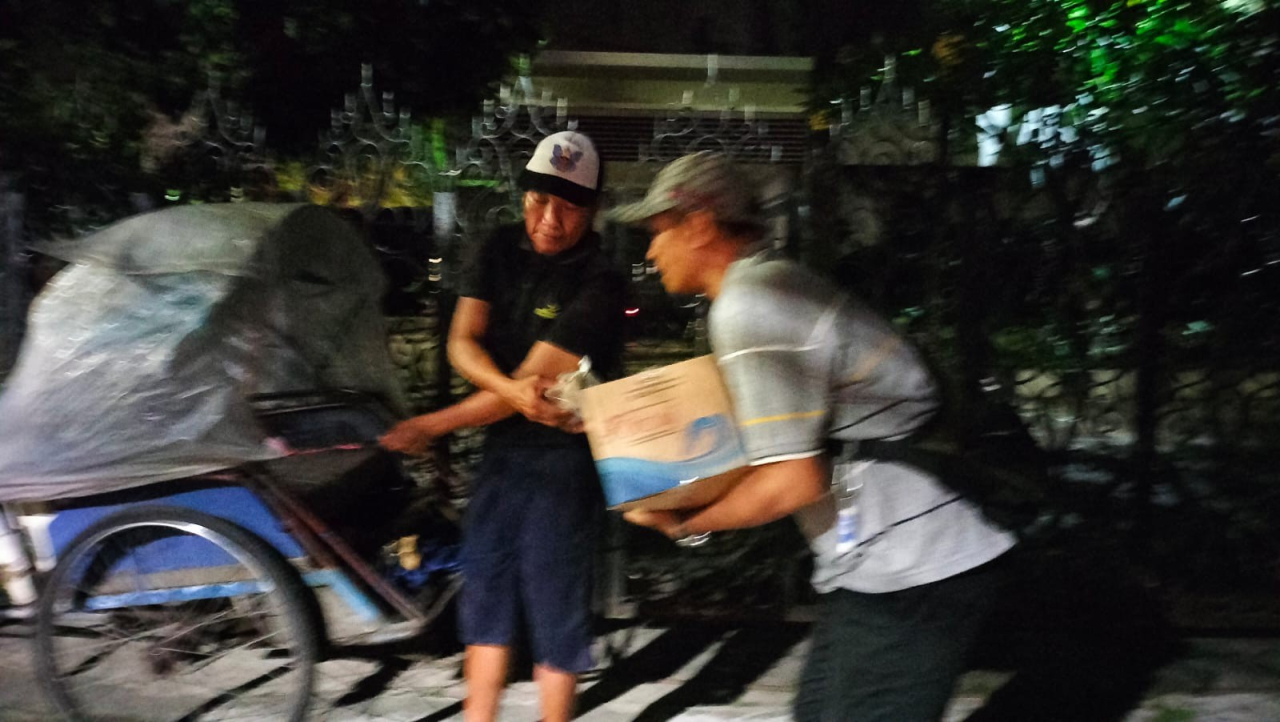 Aksi Sosial, AWS Surabaya Bagi Bagi Nasi Kotak Untuk Para Pengemudi Becak