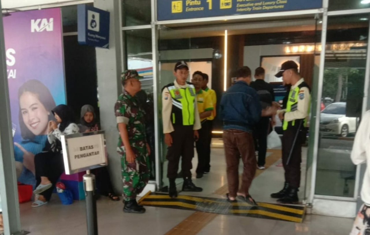 Babinsa Koramil 0830/04 Bubutan Pantau Arus Mudik di Stasiun Kereta Api