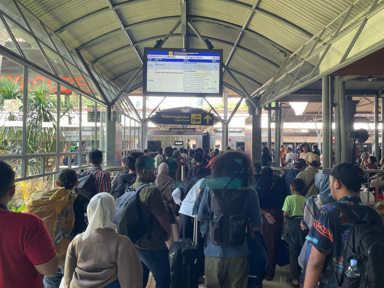 Ketepatan Waktu KA Berangkat di Daop 8 Selama Angkutan Lebaran 2024 100 Persen