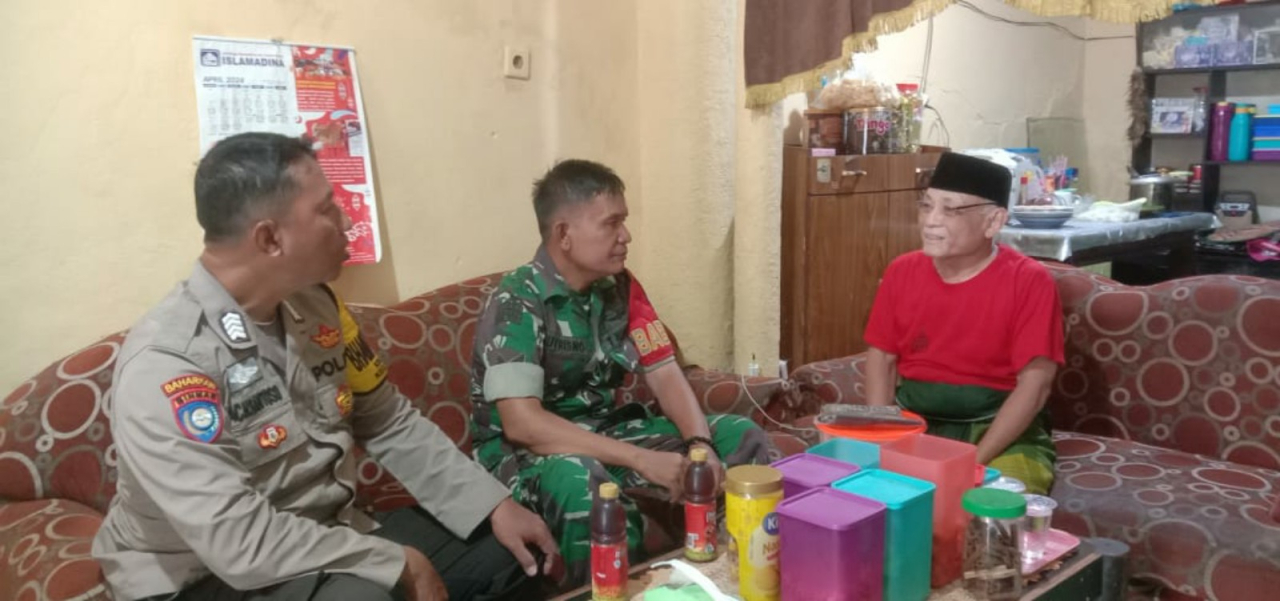 Bersama Bhabinkamtibmas, Babinsa Silaturahmi Halal Bihalal di Rumah Warga