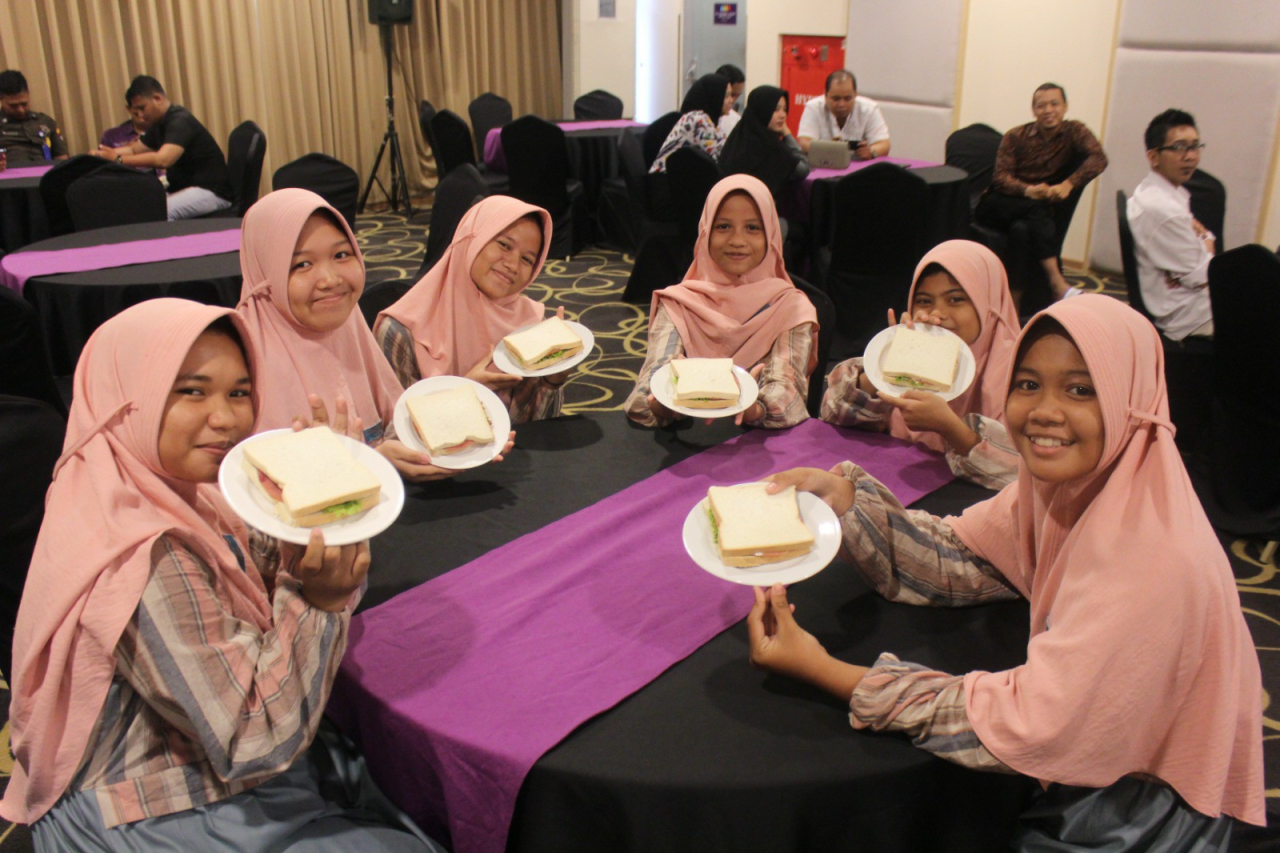 Quest Hotel Darmo Surabaya Berbagi Kebahagiaan Ajak Anak-anak Yayasan Ibnu Sina Memasak Bersama