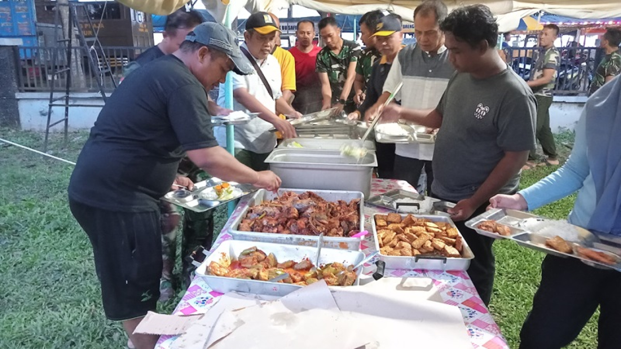 Semangat Buka Puasa Bersama Anggota Kodim 0817/Gresik Dengan Relawan Gempa Pulau Bawean