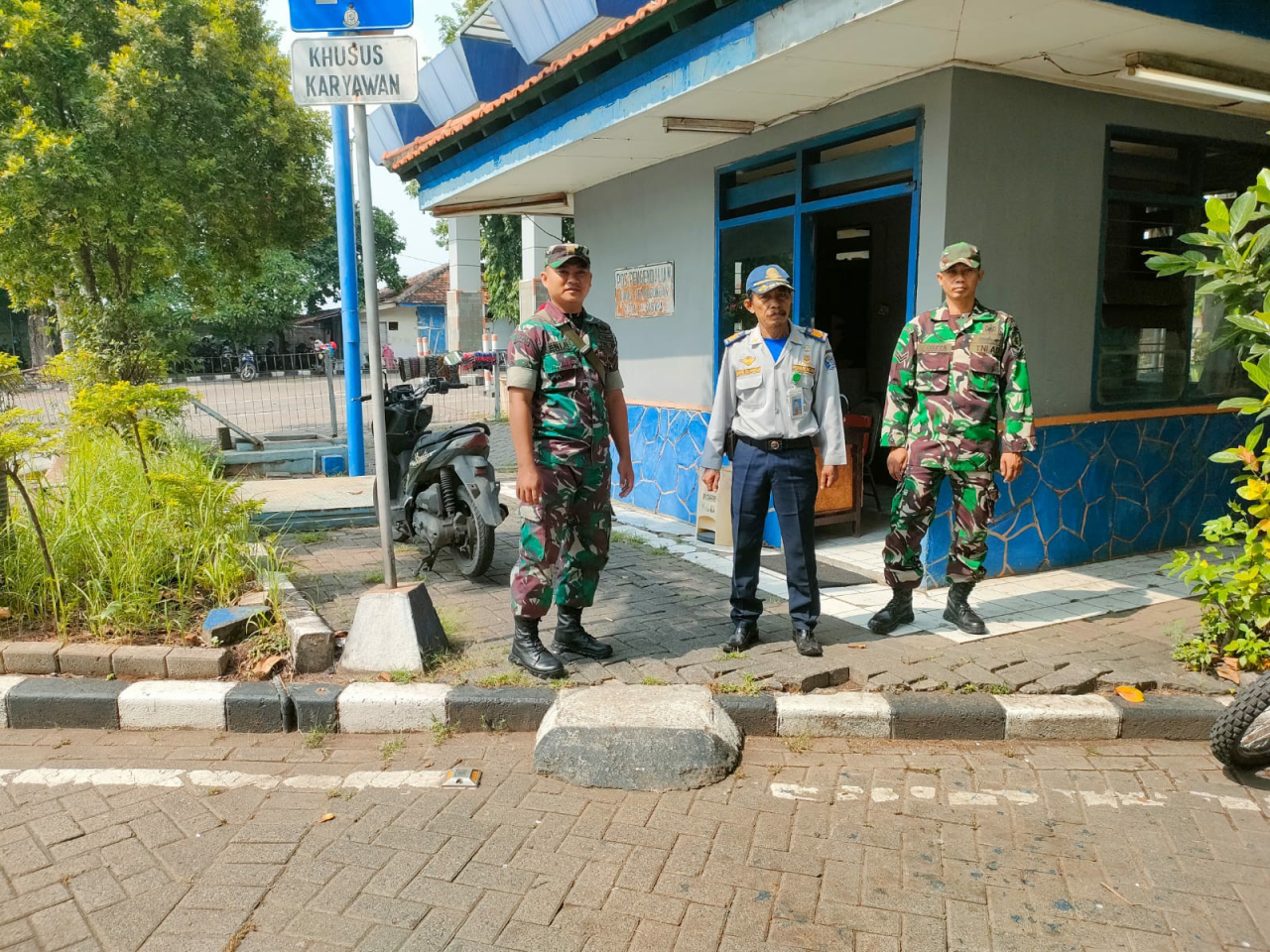 Jelang Hari Raya Idul Fitri 1445 H, Babinsa Koramil 0830/06 Benowo Aktif Pantau Arus Mudik Di Terminal