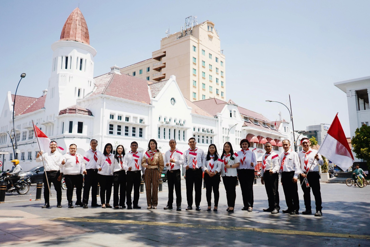Mercure Surabaya Grand Mirama Rayakan HUT RI ke-79 dengan Pembagian Bendera di Kota Tua