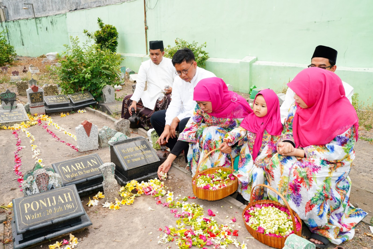 Khofifah Gelar Ziarah dan Santunan Yatim Jelang Pernikahan Putranya Yusuf