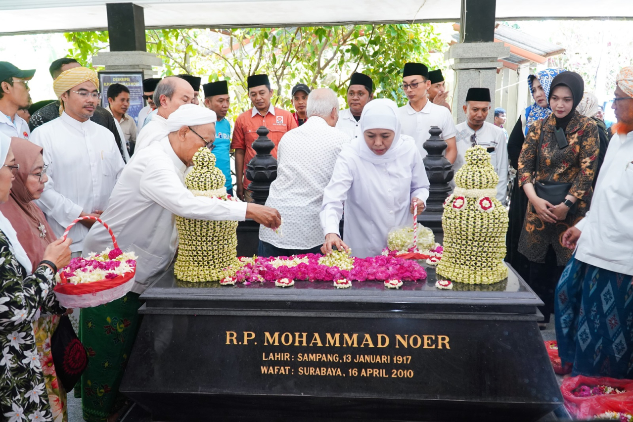 Khofifah Ziarah ke Pusara Gubernur M Noer di Sampang, Cipung M Noer Ajak Masyarakat Coblos No 2