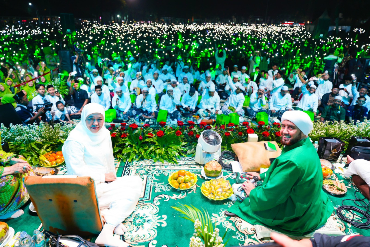 Peringati Harlah ke-78 Muslimat NU, Khofifah dan Habib Syech Pimpin Sholawat Bersama Warga Jombang