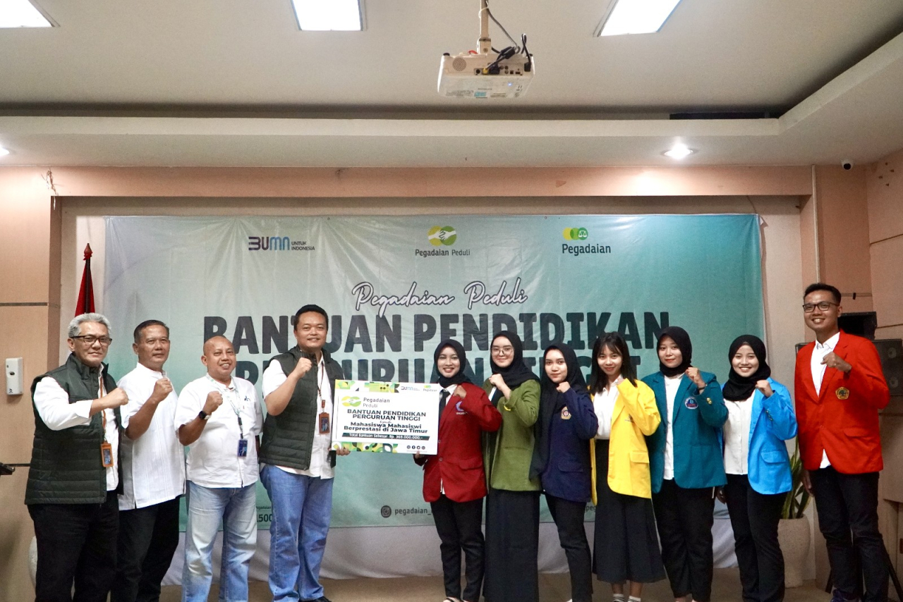 Penyerahan Bantuan Pendidikan oleh PT Pegadaian Kanwil XII Surabaya kepada 123 Mahasiswa Berprestasi di Jatim 