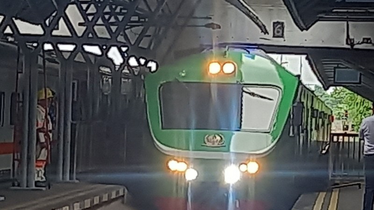 KAI Commuter Wilayah 8 Surabaya Catat 591.398 Pengguna di Hari ke-6 Masa Angkutan Nataru 2024-2025