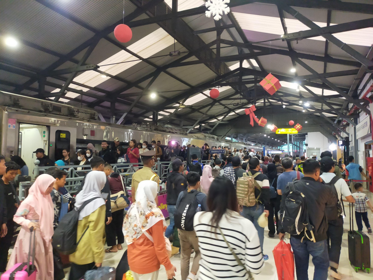 Pelanggan Kereta Api Daop 8 Surabaya Meningkat Menjelang Libur Tahun Baru 2025