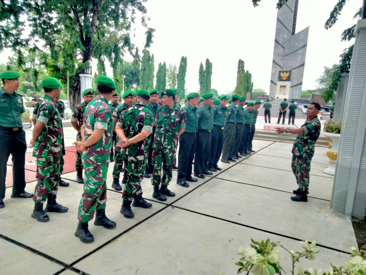 Pembersihan Taman Makam Pahlawan Dalam Rangka Hari Juang Kartika Ke-79