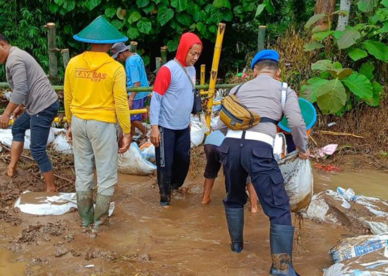 Polmas Desa Bancar Terjun Langsung Ikuti Benahi Tanggul Jebol
