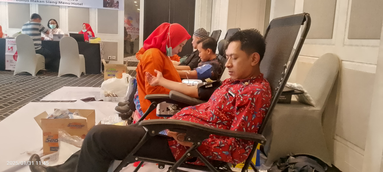 Pemeriksa cek kesehatan dan donor darah di Swiss-Belinn Tunjungan. (Foto : KC/Istimewa)