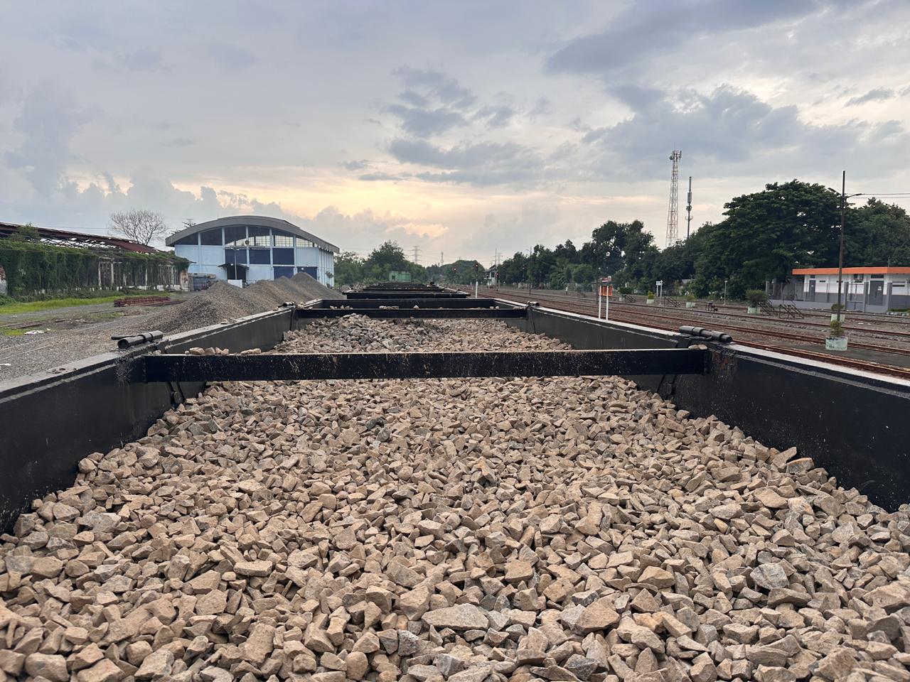 KAI Daop 8 Surabaya Kirim Batu Ballast untuk Normalisasi Jalur KA Terendam Banjir di Grobogan