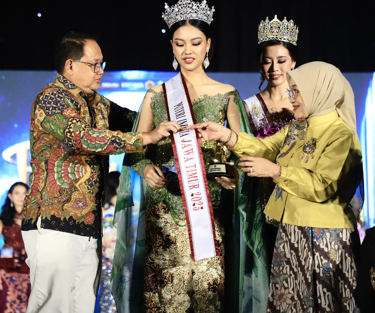 Pj. Gubernur Adhy bersama Istrinya menghadiri kegiatan Finalis Puteri Indonesia Jawa Timur di Surabaya. (Foto : Istimewa)