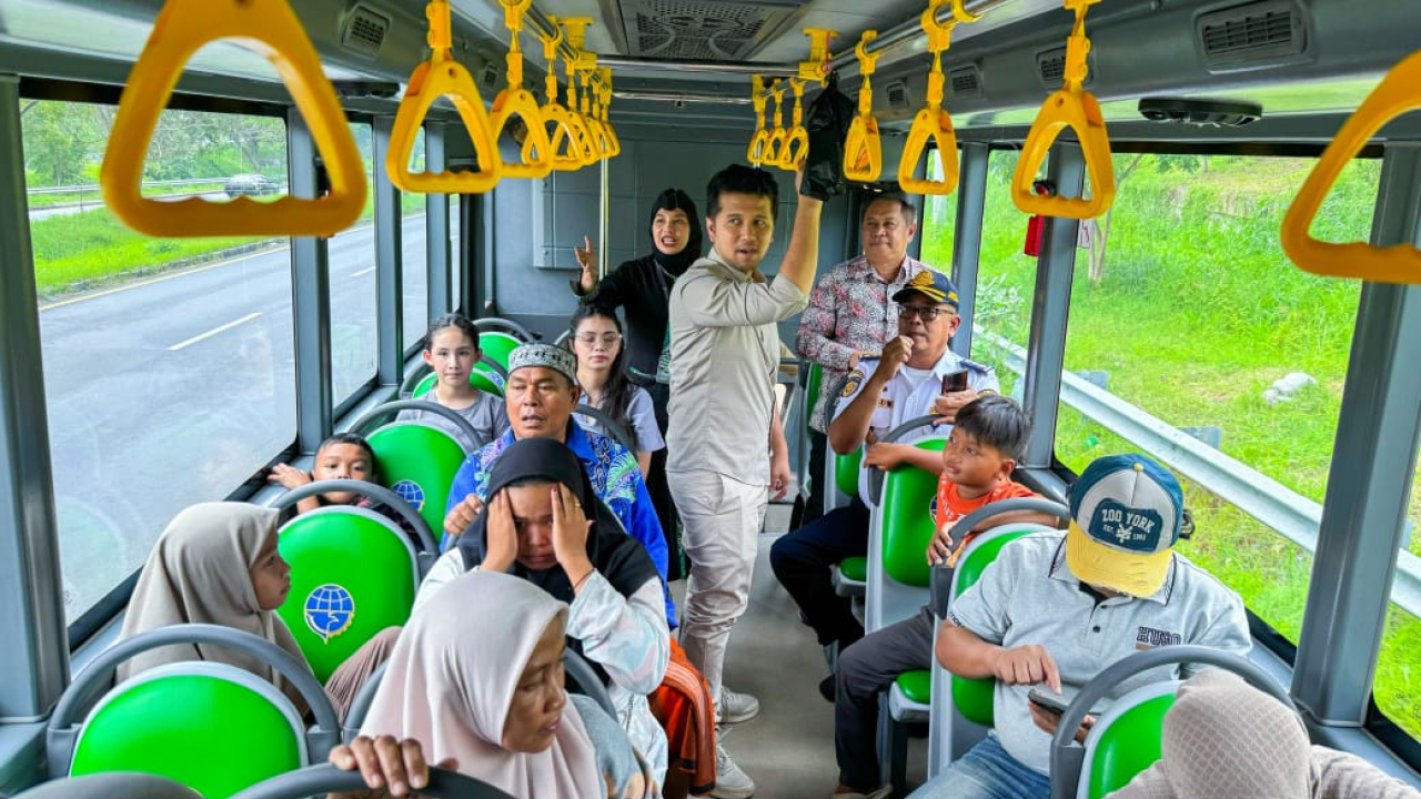Wakil Gubernur Jawa Timur (Wagub Jatim) Emil Elestianto Dardak menjajal Bus Trans Jatim Koridor V. (Foto : Pemprov Jatim)