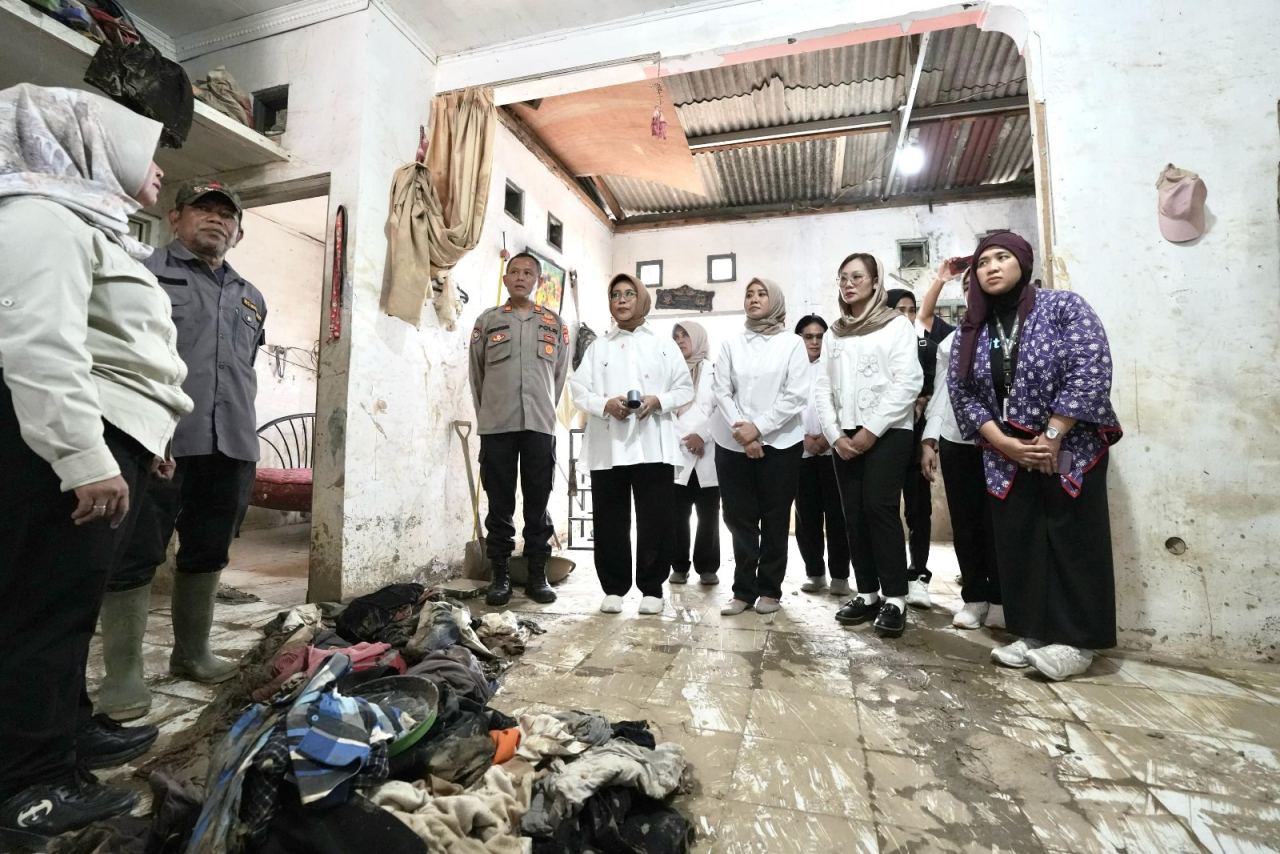 DWP Kemensos Serahkan Bantuan untuk Korban Banjir Bekasi