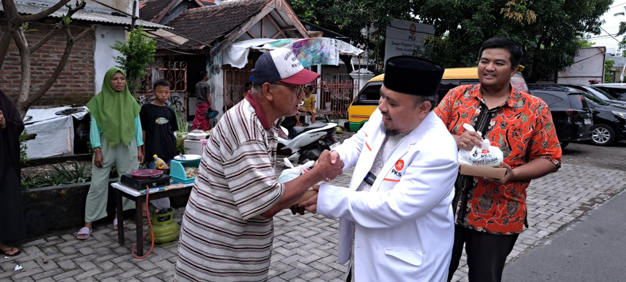PKS Kota Surabaya Hadirkan Kebahagiaan Ramadhan dengan Takjil Gratis