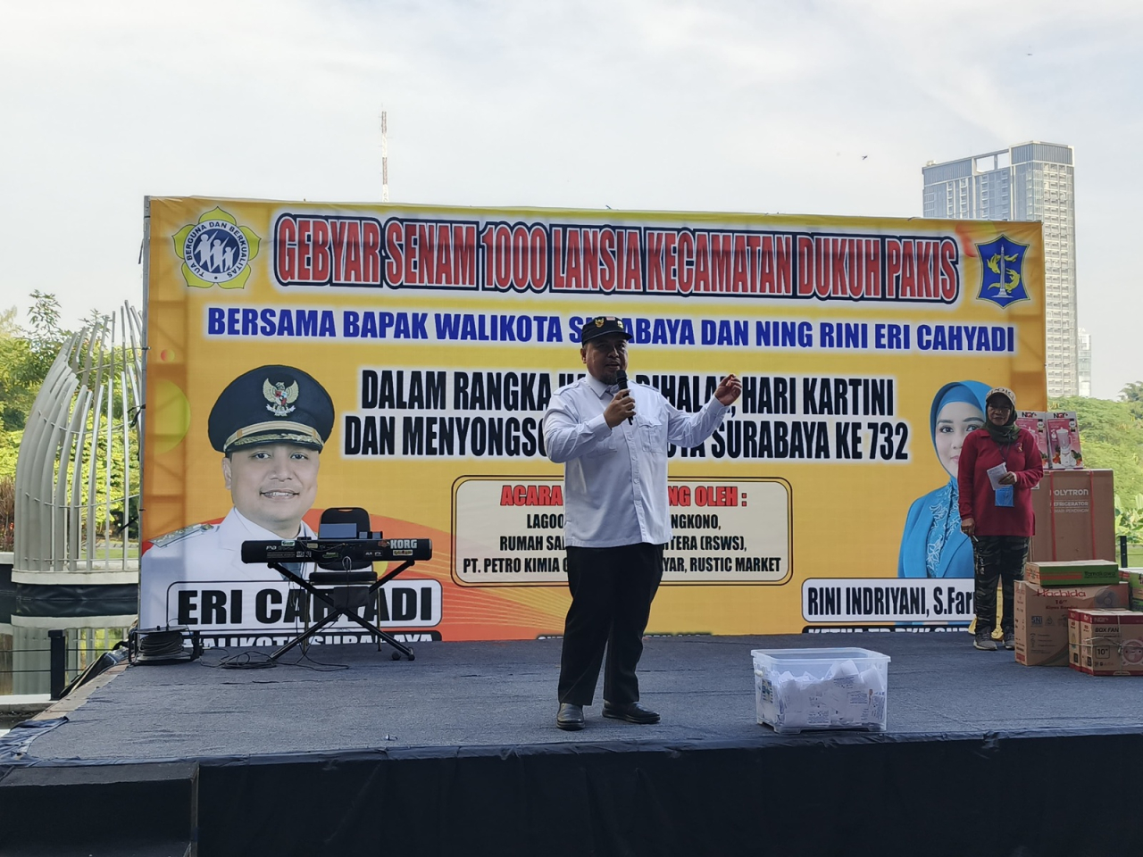 Johari Mustawan Hadiri Senam 1.000 Lansia di Dukuh Pakis: Memuliakan Orang Tua Berarti Memuliakan Rakyat