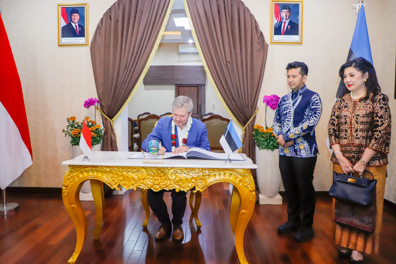 Pelaksana Tugas (Plt.) Gubernur Jawa Timur, Emil Elestianto Dardak menerima kunjungan kerja Duta Besar Estonia untuk Indonesia, Singapura, dan ASEAN, H.E. Mr. Priit Turk, di Gedung Negara Grahadi Surabaya. (Foto : Humas Pemprov Jatim)