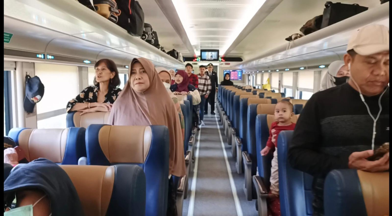 Meriahkan HUT ke-80 RI, KAI Daop 8 Gelar Perayaan di Atas Kereta Api